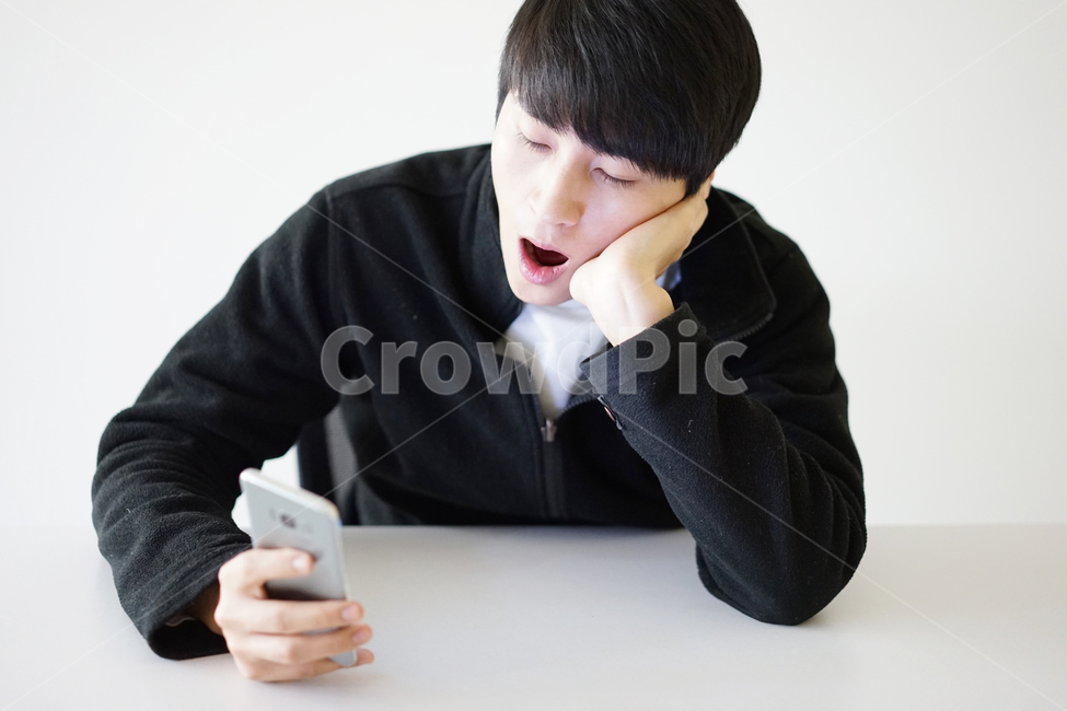 스마트폰,핸드폰,휴대폰,남자,남성,모바일,it,전자기기,전자제품,하품,사람,인물,인간,human,person,얼굴표정,facial expression,face,남성,남자,man,male,감정표현,기분,feeling,emotion,정보통신기술,전자기기,전자제품,it,information,technology,electronic equipment
