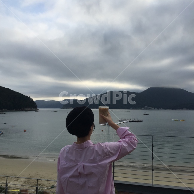 바다,여자,뒷모습,커피,하늘,날씨,cafe,coffee,카페라떼,거제도,ocean,sea,흐림,구름,cloud,감성사진,감성,사람,인물,인간,human,person,여성,여자,woman,female,lady,디저트,간식,후식,dessert,snack