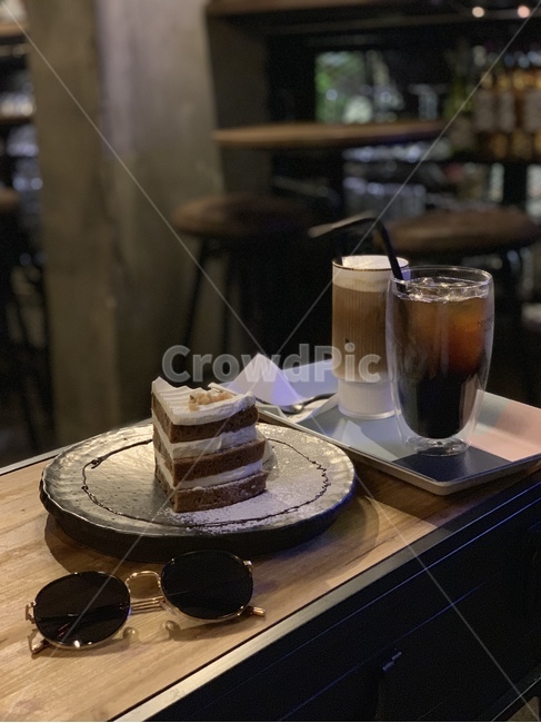 컵,커피,아메리카노,카페라떼,당근케익,카페,감성,선글라스,커피한잔,실내,힐링,빈티지,정물,음식,coffee,cafe,americano,cafelatte,vintage,healing,cake,carrotcake,food,디저트,간식,후식,dessert,snack,커피,카페,coffee,cafe