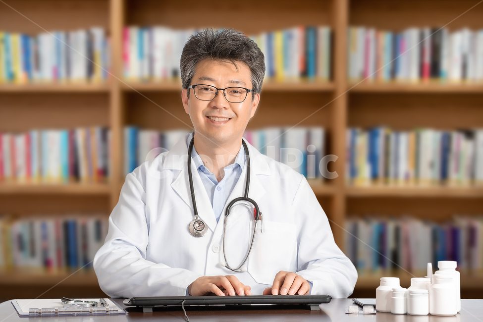 남자,의사,남성,중년,1인,상반신,차트,청진기,한국인,동양인,미소,밝은,표정,얼굴,전문직,의료,직업,건강,40대,카피스페이스,웃음,정면,기록,한국,의학,병원,진료,흰색,자신감,아시아인,믿음,50대,질병,보건,주치의,카피스페이스,전염병,위생,유니폼,웃는,일본인,중국인,일본,중국,아시아,내과,책장,책꽂이,박사,교수,전문의,과학,의대,의과대학,사람,인물,인간,human,person,남성,남자,man,male,의료,의학,병원,medical,hospital,clinic