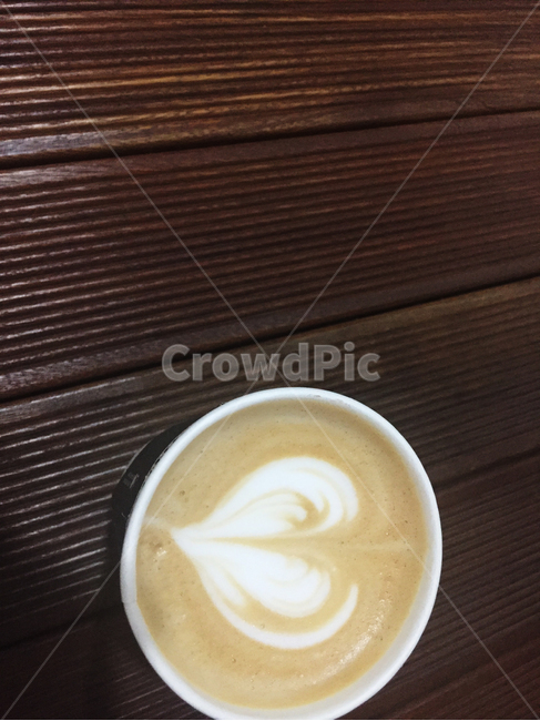 커피,라떼,카페,라떼아트,하트,음료,나무테이블,커피,카페,coffee,cafe