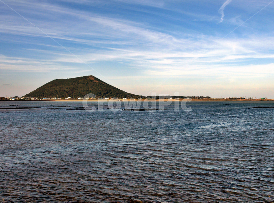 지미봉,오름,기생화산,종달리해변,올레21코스,올레,제주,바다,자연,풍경,nature,landscape,한국자연풍경,한국자연경관,korea nature landscape,제주도,jeju,jeju island,outdoors,옥외,land,땅,water,물,ocean,대양,sea,shoreline,해안선