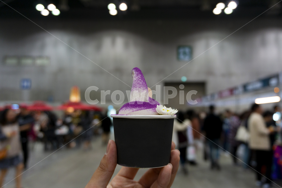 후식,아이스크림,human,인간,person,사람,icing,착빙,dessert,디저트,food,음식,creme,cream,크림,실내,보라색,음식,식재료,요리,food,cook,meal,dishes,food reserves