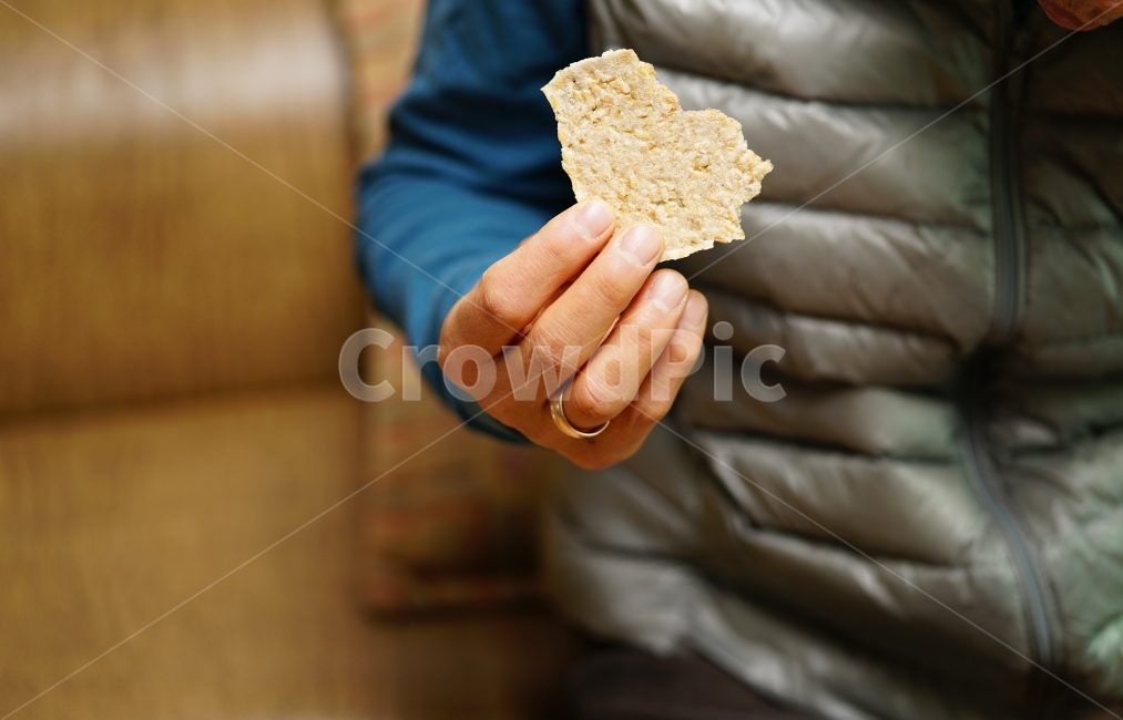 누룽지,간식,한국,코리아,korea,간식거리,간식추천,한국식,전통,바삭,식감,씹을거리,먹방,현미,곡물,먹거리,푸드,바삭함,일상,손,사람,인물,인간,human,person,신체일부,몸,body,음식,식재료,요리,food,cook,meal,dishes,food reserves,한식,한국음식,한국요리,korean food,korean dishes,korean meal,korean cook,디저트,간식,후식,dessert,snack