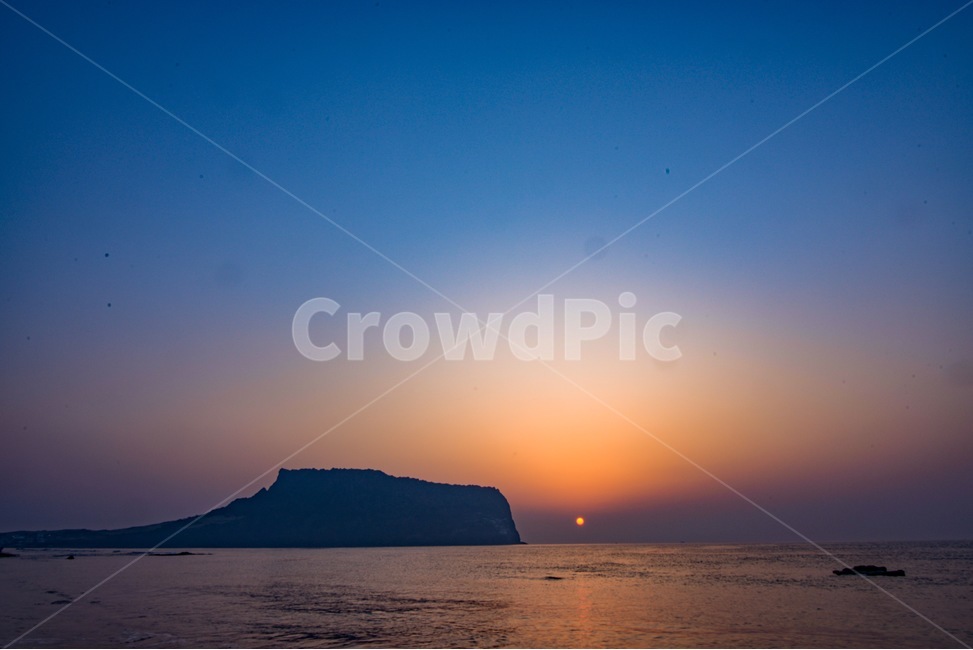 일출,노을,바다,제주도,성산일출봉,일몰,감성사진,태양,해,해변,주황하늘,자연,풍경,nature,landscape,한국자연풍경,한국자연경관,korea nature landscape,제주도,jeju,jeju island,outdoors,옥외,land,땅,sea,ocean,대양,water,물,shoreline,해안선,coast,연안