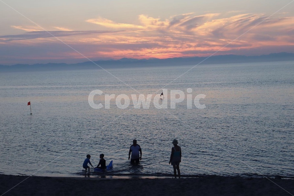 저녁노을,sunset,사람들,평화,해,바다,노을,구름,비치,beach,sea,물놀이,가족,감성사진,해변가,여름,여름휴가,일본,japan