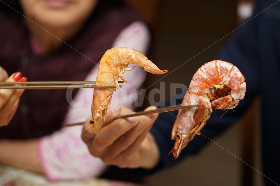 	새우,쉬림프,집밥,식사,해산물,대하,대하구이,안주,먹방,새우요리,우리집,식탁,음식,푸드,해물,사람,인물,인간,human,person,신체일부,몸,body,음식,식재료,요리,food,cook,meal,dishes,food reserves,수산물,해산물,fishery products,seafood