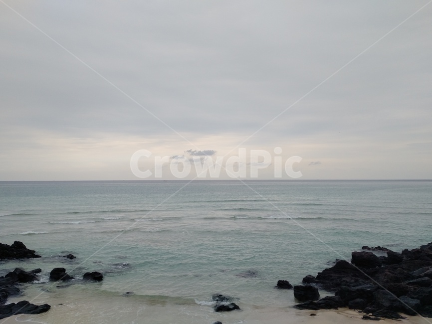 바다,해안가,해변가,잔잔한파도,해질녘,sea,shore,beach,wave,sunset,바위,돌들,rocks,고요한,모래사장,모래해변,sand,맑은바다,깨끗한바다,수평선,horizon
