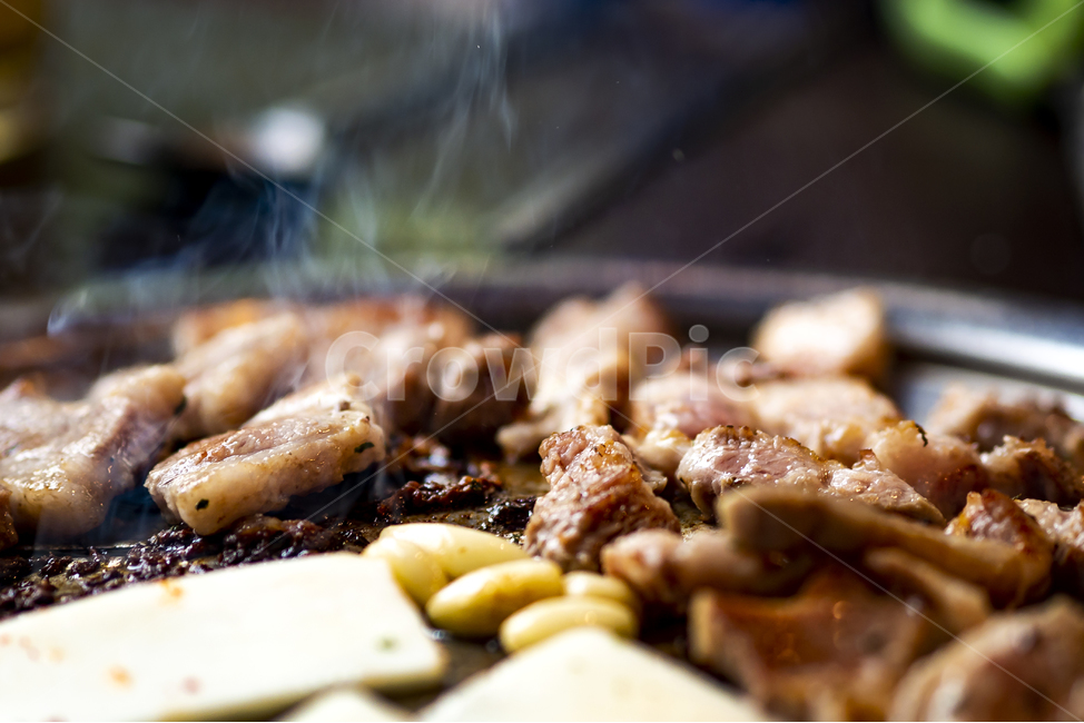 삼겹살,고깃집,고기,바베큐,임실치즈,마늘,맛있는,뜨거운,돼지고기,구워먹는,불판,음식,식재료,요리,food,cook,meal,dishes,food reserves,육류,고기,meat,한식,한국음식,한국요리,korean food,korean dishes,korean meal,korean cook