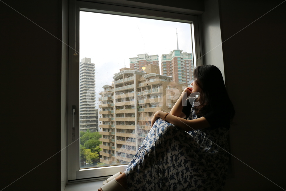 풍경,여자,창문,호텔,도시,감성,homedecor,person,사람,human,인간,옆모습,window,view,빌딩,city,여성,여자,woman,female,lady