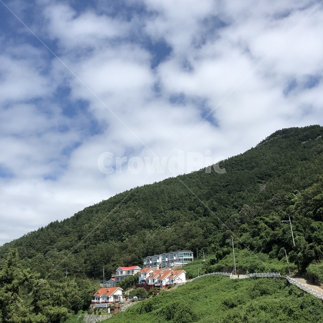 구름,산,자연,푸른,펜션,남해,mountain,cloud,house,휴식,힐링,상쾌,시원,맑음,블루,여름,시골길,한가,여유,잔디,마을,울타리,nature,rest