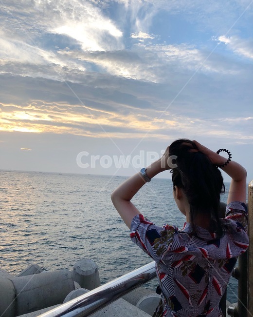 구름,일몰,뒷모습,바다,여자,여자뒷모습,cloud,sunset,sundown,sea,beach,water,woman,girl,female,back,appearancefrombehind,사람,인물,인간,human,person,여성,여자,woman,female,lady
