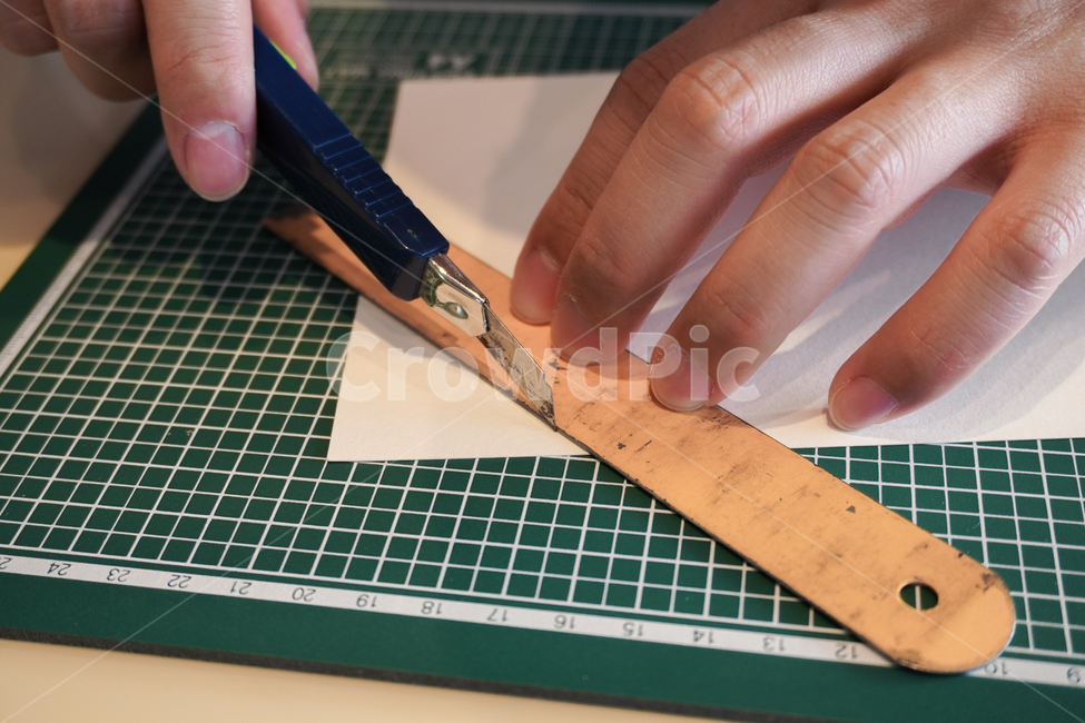 human,인간,person,사람,cutting,칼질,칼,자르다,손,종이,커팅매트,cuttingmat,paper,cutter,커터,자