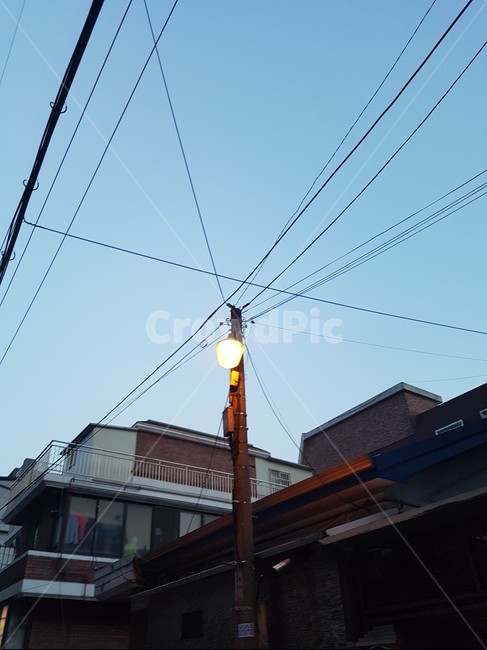하늘,가로등,전봇대,가로등불빛,전깃줄