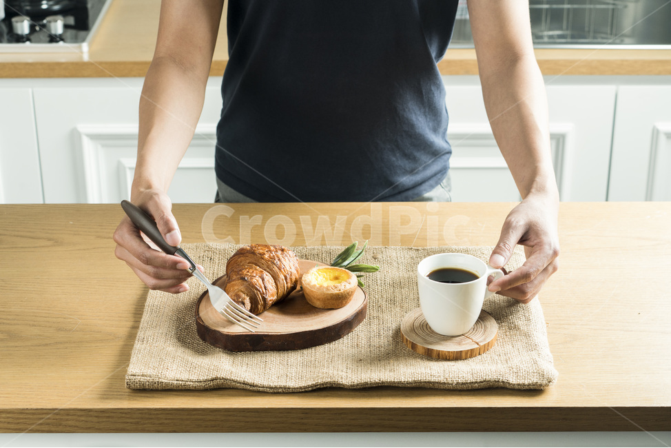 식사,음식,빵,브레드,주방,쿠킹,meal,bread,아침,런치,베이커리,부엌,식탁,food,밀가루음식,테이블웨어,나무,원목,wood,손,남자,hand,커피,coffee,morning,건강,웰빙,사람,인물,인간,human,person,신체일부,몸,body,음식,식재료,요리,food,cook,meal,dishes,food reserves,빵,bread,연출,컨셉,콘셉,direction,concept