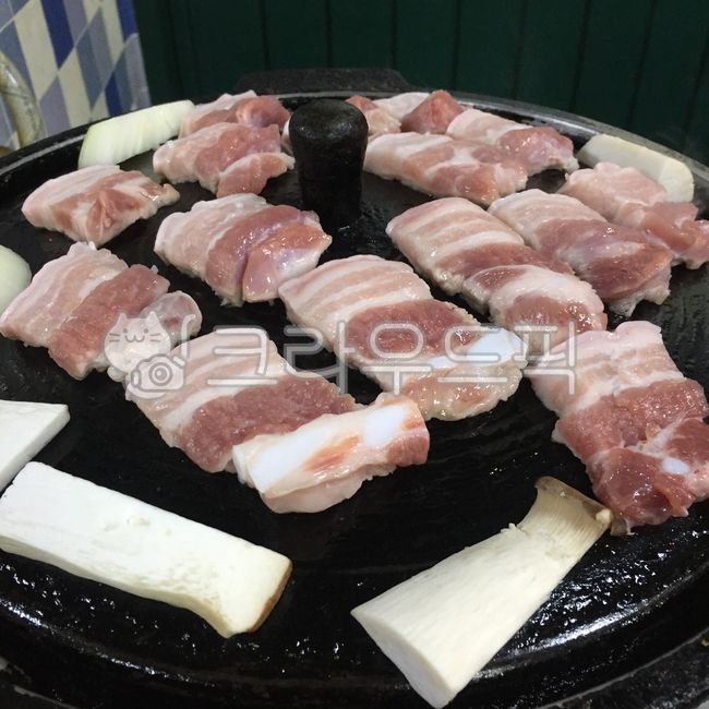 samgyeopsal,pork belly,pot lid pork belly,meat,pork,food