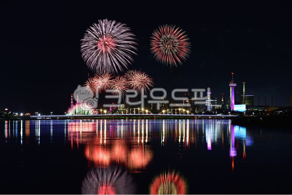 outdoors,옥외,불꽃축제,불꽃놀이,축제의밤,야간,화려한,오색찬란,탄성,감탄,다채로운,fireworksfestival,컬러풀,beach,sea,신비한,바다,해변,포스코해변,포스코,경북,포항,즐기는,환호성,즐거운,아름다운,야경