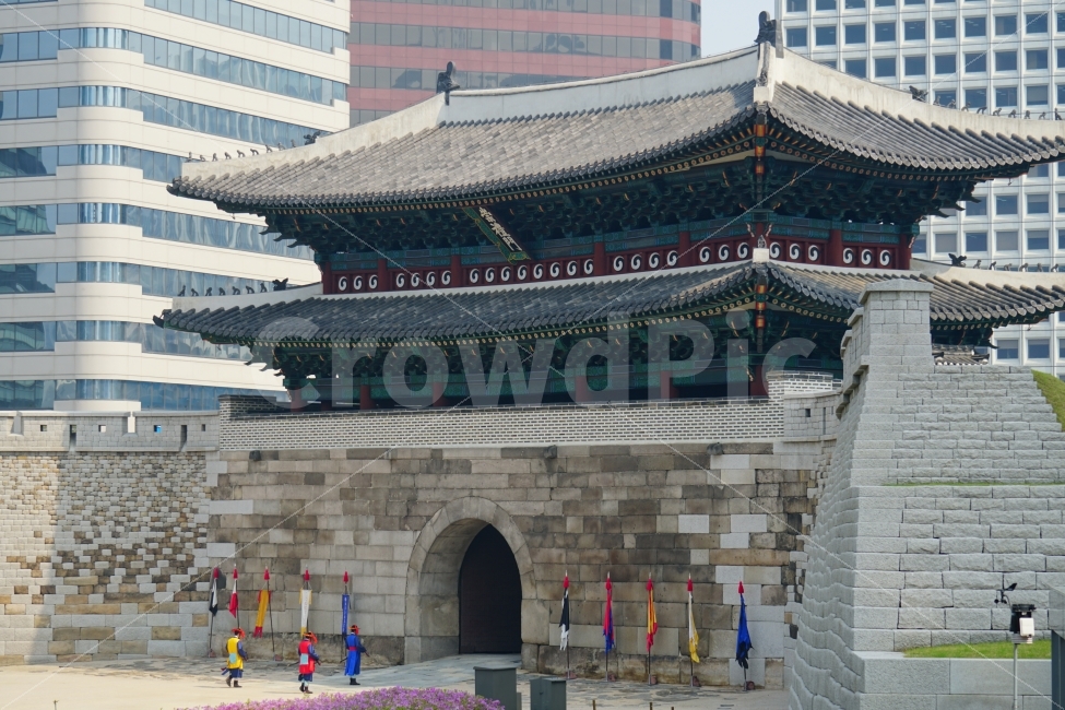 숭례문,남대문,성문,성곽,성벽,한옥,기와,지붕,건축,건물,조선,한국,서울,문화재,역사,도시,korea,seoul,풍경,landscape,전통,조선시대,대한민국,histioy,방어,전쟁,전투,용마루,추녀마루,내림마루,잡상,와제,10신상,캐슬,castle,고성,한양도성,한국적인,한복,랜드마크,landmark,tourist attraction,한국전통,한국문화,korean traditional,korean culture