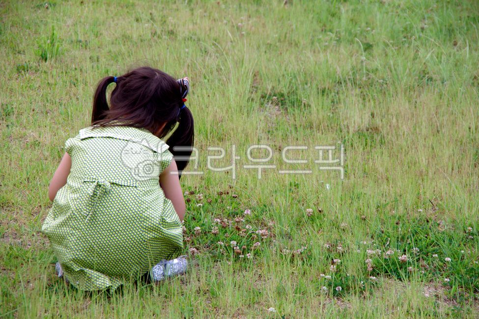 아이,소녀,girl,뒷모습,back,field,필드,벌판,자연,nature