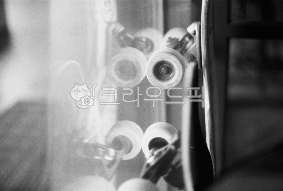 필름,흑백,감성,스케이트보드,창문