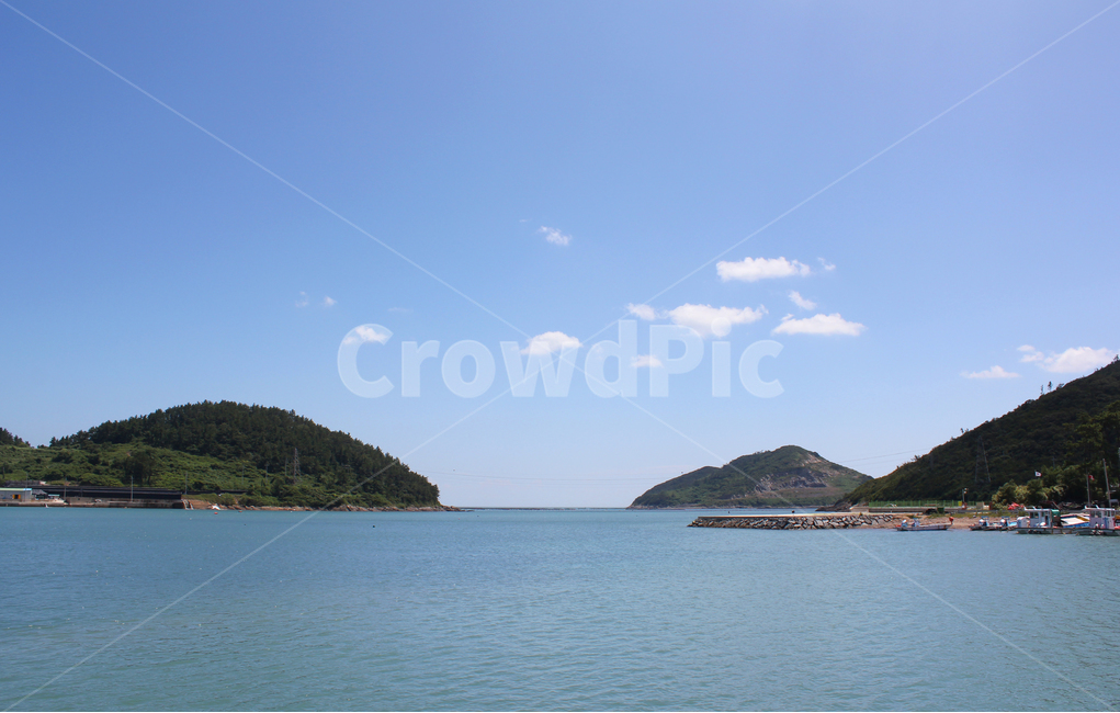 낮,하늘,파랑,블루,섬,산,녹색,그린,바다,바닷물,물,바닷가,물결,해변,해안가,자연,풍경,파란색,맑은,어촌,섬마을,항구,어선,배,구름,마을,자연,풍경,nature,landscape,land,땅,outdoors,옥외,water,sea,ocean,대양,shoreline,해안선,coast,연안