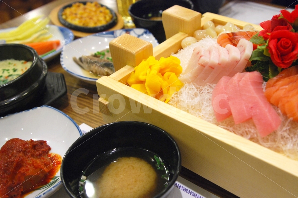 참치,참치회,회,생선회,일식,음식,상차림,스끼다시,반찬,국,된장국,음식,식재료,요리,food,cook,meal,dishes,food reserves,수산물,해산물,fishery products,seafood,일식,일본음식,일본요리,Japanese food,Japanese dishes,Japanese meal,Japanese cook