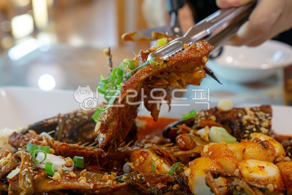 braised codfish,braised codfish,braised pollack,fish,fish dishes,scissors,tongs,cutting,food,dish,Korean food