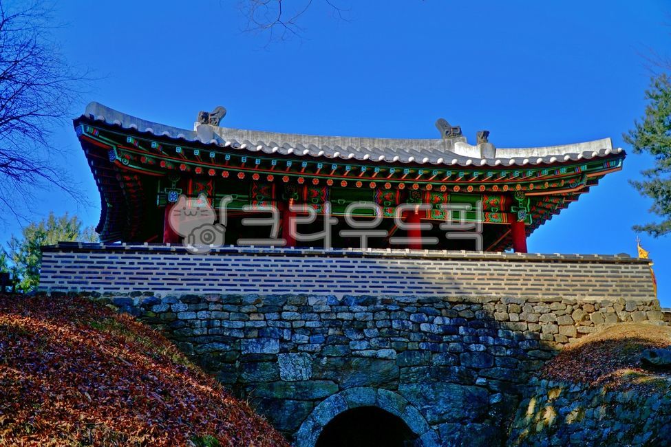 남한산성,산성리,경기도,광주시,경기광주시,경기도광주시,대한민국,한국,코리아,korea,조선,조선왕조,조선시대,정묘호란,병자호란,전쟁,방어기지,방어시설,진지,방어진지,방어,요새,fortress,성,캐슬,castle,문화재,culturalassets,culturalproperties,한국문화,한국문화재,한국전통,전통문화,전통문화재,역사,국사,한국사,히스토리,history,건축물,architecture,한옥,hanok,koreanstylehouse,지붕,기와,roof,성문,성곽,성벽,castlegate,rampart,castlewall,남한산성서문,서문