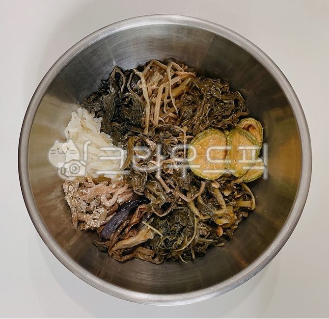 나물,대보름나물,정월대보름나물,보름나물,보름음식,대보름음식,정월대보름음식,비빔밥,양푼이비빔밥,양푼비빔밥,곤드레,곤드레나물볶음,곤드레나물,양푼이,비빔,아주까리,아주까리나물볶음,아주까리나물,토란대,토란대들깨볶음,들깨,토란대볶음,고구마줄기볶음,고구마줄기,고구마줄기나물,고구마줄기나물볶음,취나물볶음,취나물,시래기나물,시래기,시래기나물볶음,건호박,건가지볶음,가지볶음,건호박볶음,호박볶음,가지,건가지,무나물볶음,무나물,음식,식사,모듬나물,모듬나물비빔밥,모듬나물비빔,참깨,깨,볶음,무,밑반찬,반찬,밥반친,food,meal,sesame