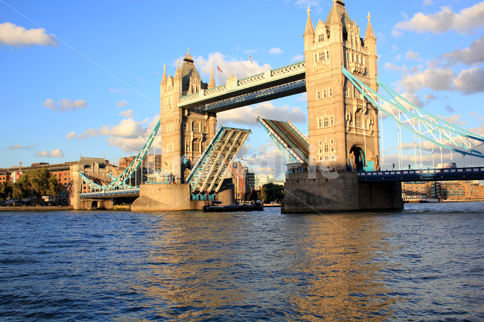 유럽,영국,런던,타워브릿지,템즈강,교량,배,선박,리프트업,통과,교통,이동수단,수상이동,수상교통,수상운반,ㄹ랜드마크,강,강물,푸른하늘,랜드마크,landmark,tourist attraction,해외,외국,세계,foreign,oversea,world,세계랜드마크,해외랜드마크,외국랜드마크,world landmark,world tourist attraction,건축물,건물외관,exterior,building,structure,architecture,construction,건물