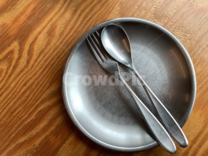 dish,dishware,fork,metal,old,plate,restaurant,set,silver,spoon,steel,table,wood,wooden,숟가락,포크,스테인리스,stainless,식기,테이블,식탁