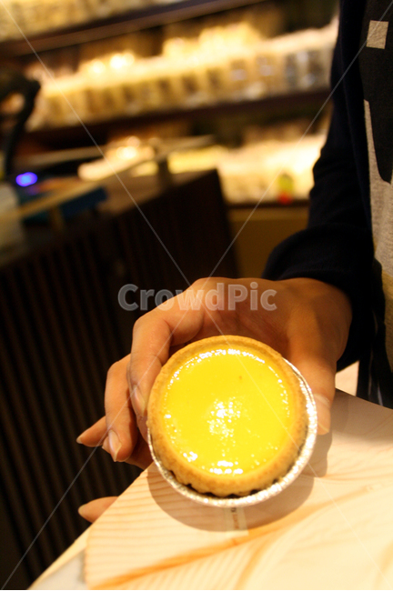 에그타르트,손,사람,빵,홍콩,person,human,인간,음식,식재료,요리,food,cook,meal,dishes,food reserves