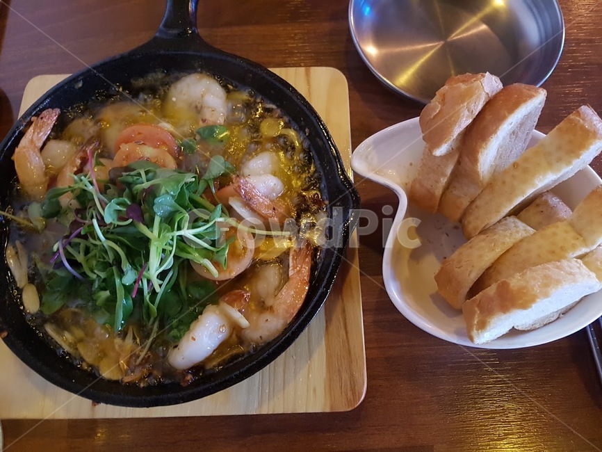 음식,감바스알하이오,새우,새우요리,바게뜨,음식,식재료,요리,food,cook,meal,dishes,food reserves