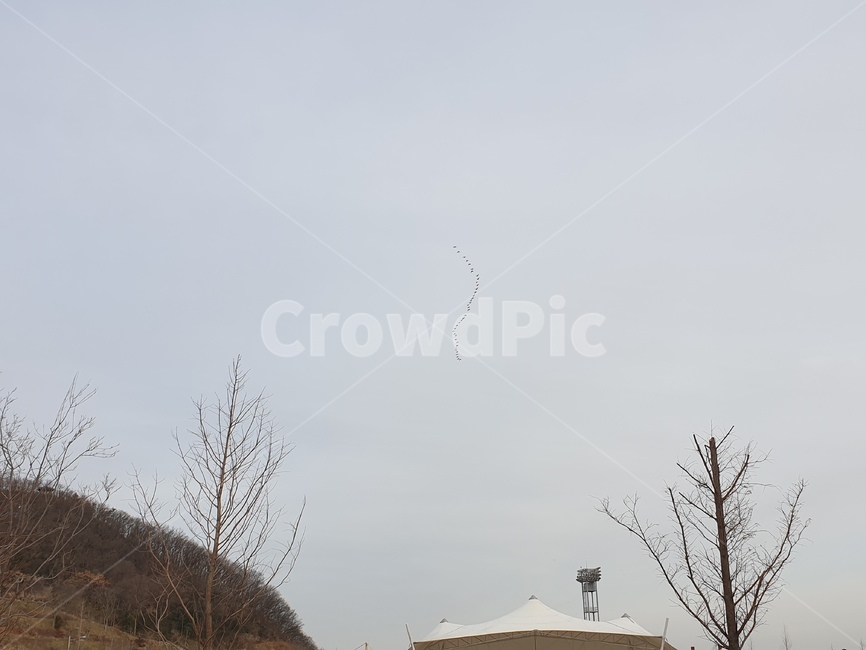 겨울,하늘,흐린날씨,지붕,흐림