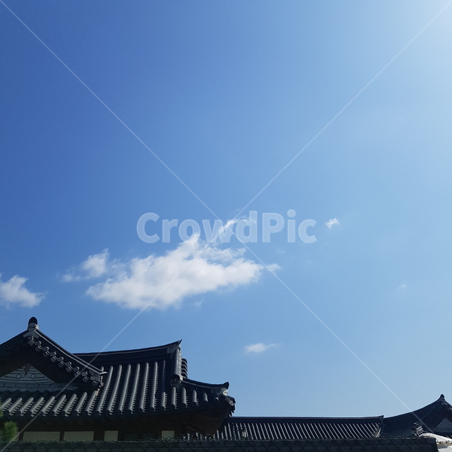 하늘,구름,한옥,배경,카드뉴스,기와,맑은,쾌청,나들이,깨끗,바탕화면,분위기,감성,한국전통,한국문화,korean traditional,korean culture,건축물,건물외관,exterior,building,structure,architecture,construction