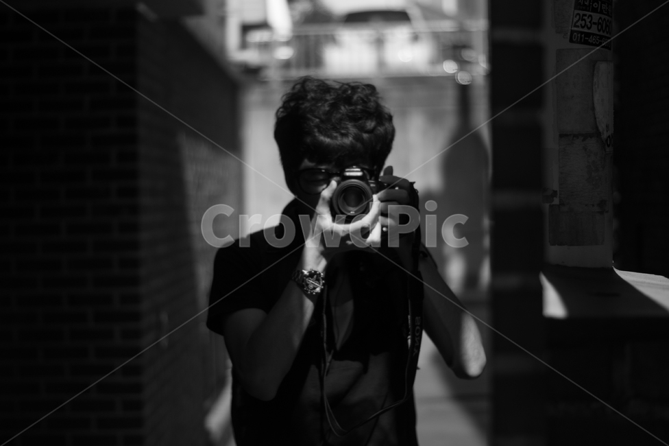 카메라,사진가,사람,사진작가,작가,사진기,흑백사진,셀카,셀피,camera,photographer,포토그래퍼,사람,인물,인간,human,person,남성,남자,man,male,사진작가,포토그래퍼,photographer