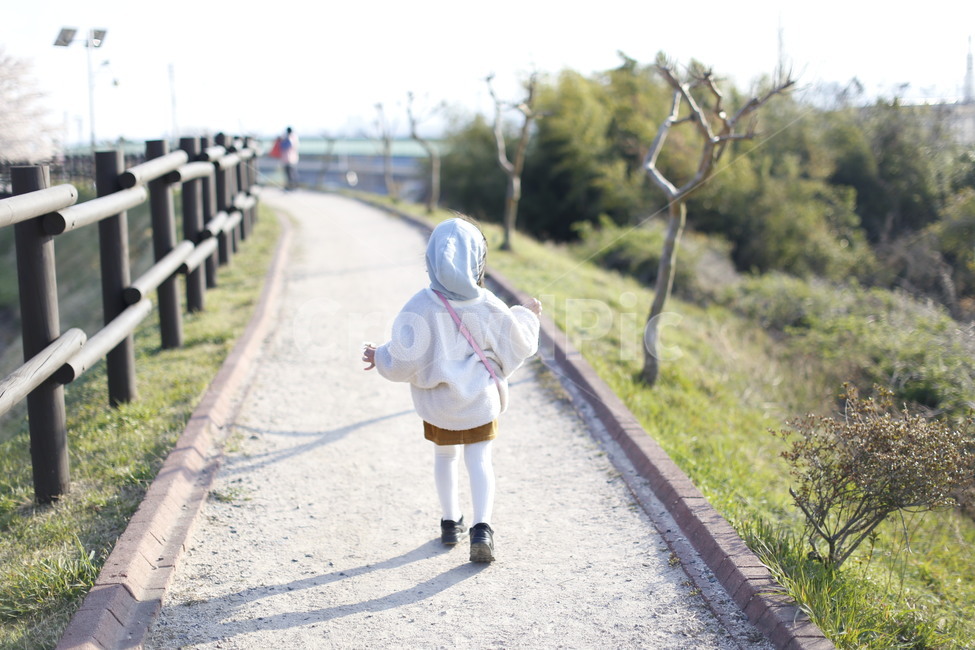 뒷모습,신남,산책,봄바람,즐거움,사람,인물,인간,human,person,어린이,어린아이,child,children,kid