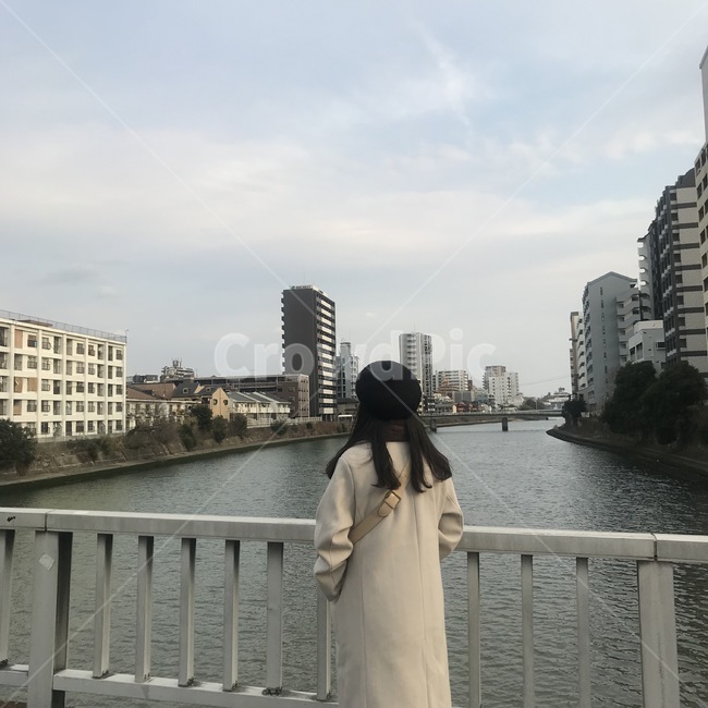 후쿠오카,나카스강,뒷모습,여자,인물,fukuoka,다리,한적,쓸쓸,우중충,도시,풍경,city,landscape,사람,인물,인간,human,person,여성,여자,woman,female,lady,clothing,의류,apparel,의복,railing,난간,handrail,banister,sleeve,소매
