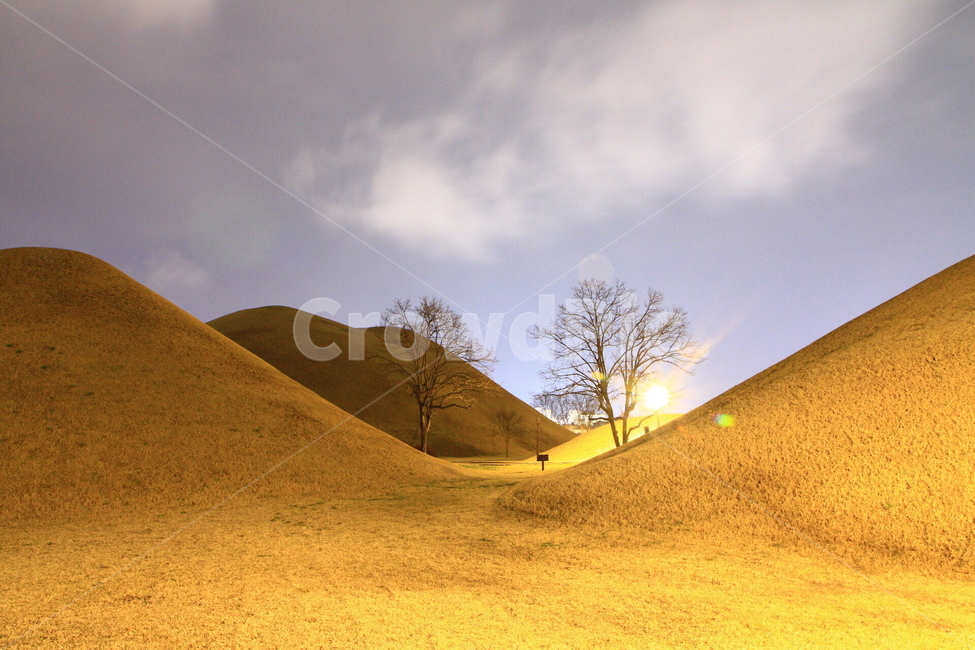 outdoors,옥외,grassland,목초지,field,들,경주,왕릉,야경,gyeongju,korea,royaltombs,kingtombs,자연,풍경,nature,landscape,mound,투수판