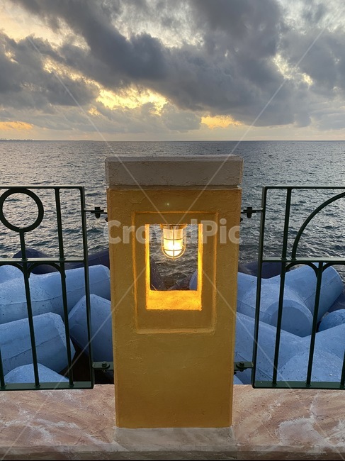 sky,beach,ocean,sea,sunset,sun,sunlight,night,mood,lamp,clouds,wave,바다,해변,해안가,파도,램프,산책,산책로,길가,노을,밤바다,해질녘,구름,하늘,handrail,railing,난간