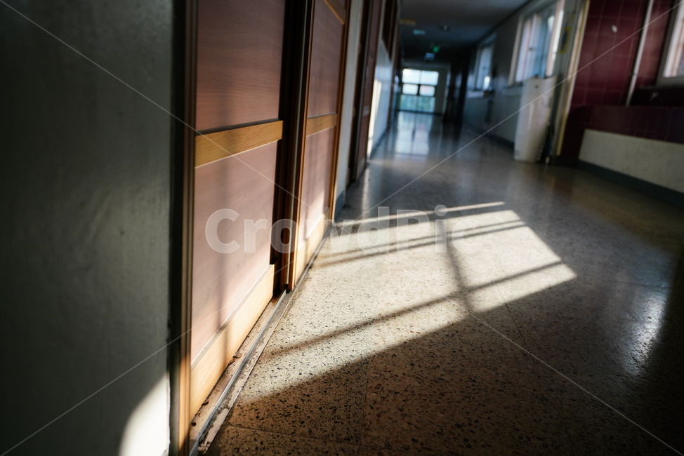 flooring,복도,floor,바닥,corridor,그림자,빛,학교