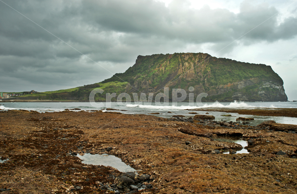 성산일출봉,제주,광치기해변,구름,해안,퇴적암,바다,서귀포시,천연기념물제420호,제주1경,일출봉,관광지,자연,풍경,nature,landscape,한국자연풍경,한국자연경관,korea nature landscape,해변,바다,beach,sea,제주도,jeju,jeju island,outdoors,옥외,land,땅,promontory,곶,ocean,대양,water,물,shoreline,해안선