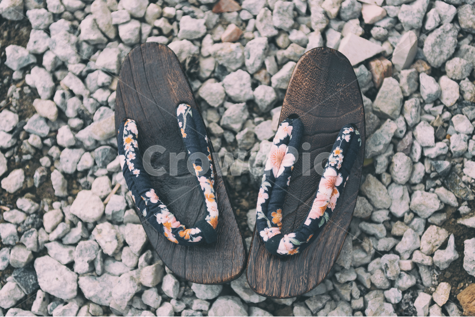 게다,나막신,전통신발,슬리퍼,감성사진,자갈,꽃무늬,나무신발,기모노,유타카,신발,감성,야외,해외,외국,세계,foreign,oversea,world,패션스타일,의상,fashion,style,감성,sensible,feeling,사물,물건,오브젝트,thing,object,matter