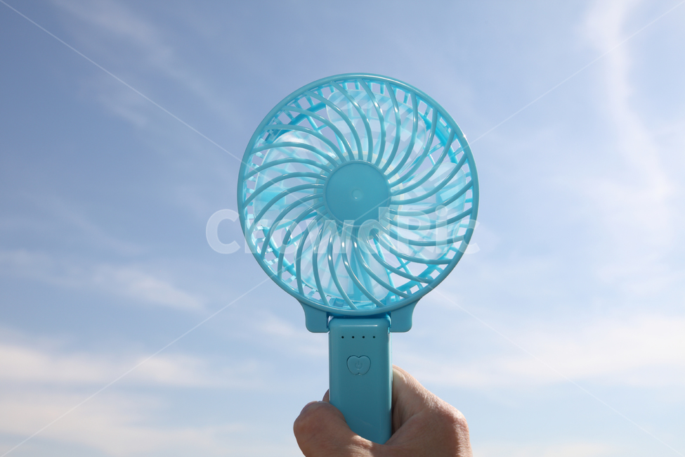 선풍기,손풍기,미니,핸드,핸디,휴대용,휴대,미니선풍기,휴대용선풍기,핸드선풍기,여름,파란,블루,오브젝트,사물,물건,시원한,실외,야외,하늘,손,배경,백그라운드,햇빛,빛,바람,손선풍기,여름,계절,summer,season,사물,물건,오브젝트,thing,object,matter