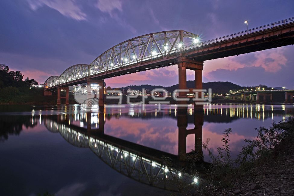 footbridge,night view,Geumgang Railroad Bridge,princess city,reflection,Geumgang Railroad Bridge night view,light,Geumgang,Warren truss structure