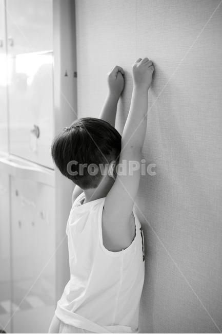 벌,어린이,벽보기,손들기,귀여움,사람,인물,인간,human,person,어린이,어린아이,child,children,kid,흑백,모노톤,monochrome,black and white