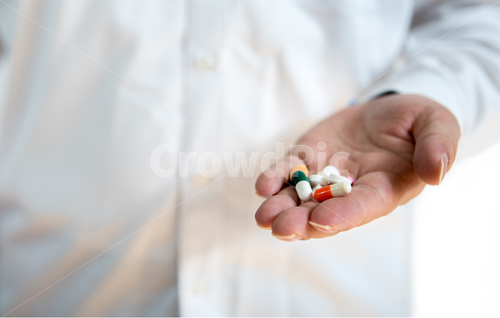 중년,건강관리,고혈압,당뇨,알약,항생제,캡슐,화학,치료,약,약품,건강,보건,의과,의료,의학,진통제,조제,처방,사이언스,우울증약,약물남용,오남용,병원,처방전,중복진료,의사,약사,약국,우울증,진료비,의료비,과잉,중독,걱정,건강보험,의료보험,정량,사람,인물,인간,human,person,신체일부,몸,body,건강,헬스웨어,헬스케어,healthware,health care,의료,의학,병원,medical,hospital,clinic