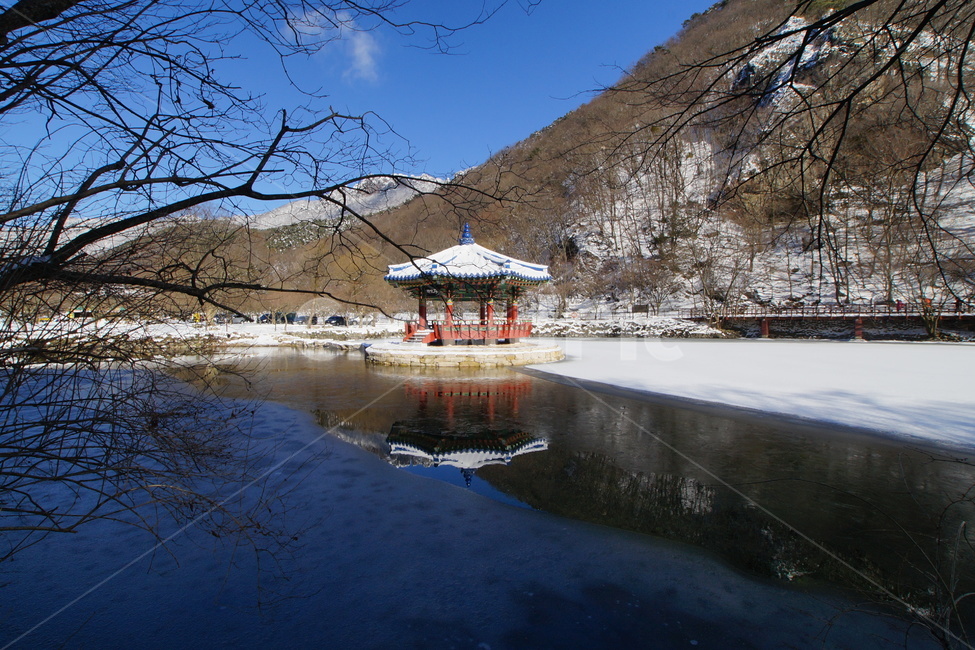 내장산설경,우화정,설경,국립공원,정읍,푸른하늘,겨울,눈,겨울,계절,winter,season,자연,풍경,nature,landscape,한국자연풍경,한국자연경관,korea nature landscape,gazebo,전망대