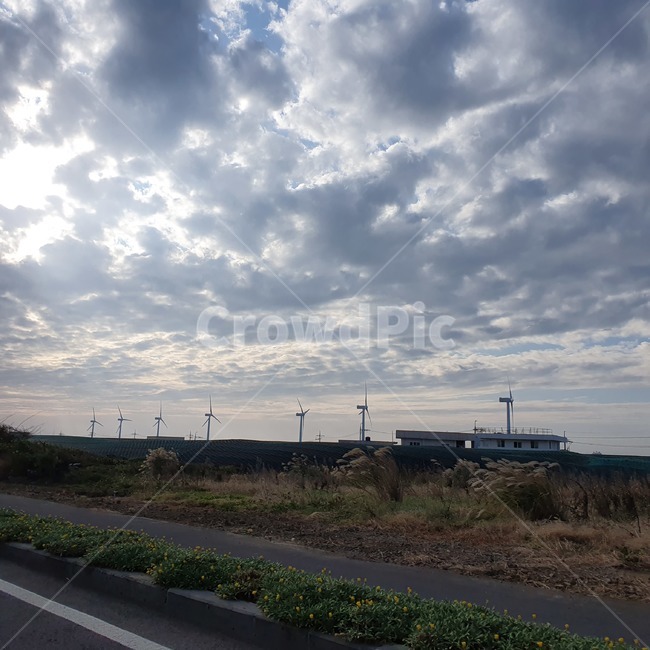 road,도로,nature,자연,outdoors,옥외,tarmac,타맥,asphalt,아스팔트,풍차,하늘,흐린날씨,sky