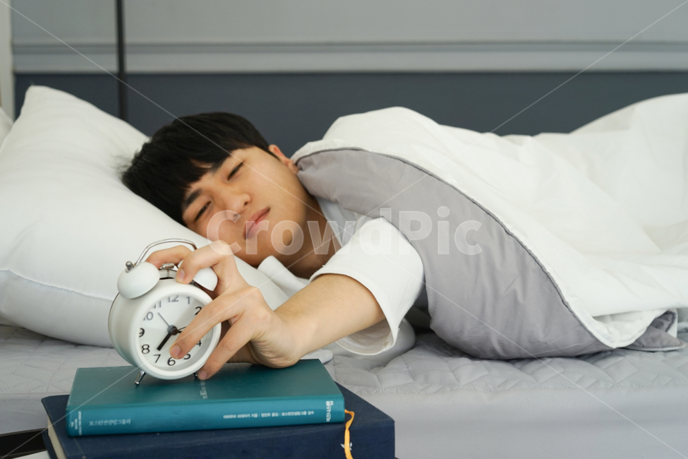 남성,남자,알람시계,시계,아침,모닝,침대,침실,방,이불,기상,베개,모닝콜,자명종,사람,인물,인간,human,person,남성,남자,man,male